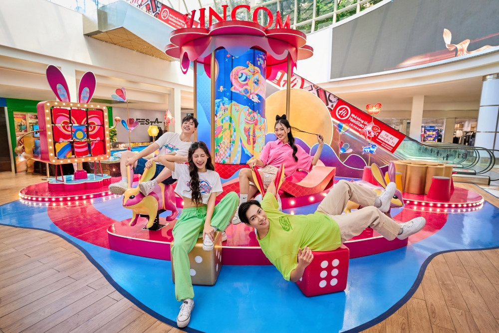 Nhóm bạn trẻ thích thú thả dáng khoe cá tính trước không gian Đèn kéo quân khổng lồ gợi nhớ những mùa trăng rực sáng