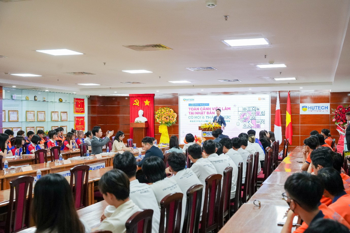 Hạ nghị sĩ Aoyagi Yoichiro mang đến nhiều thông tin giá trị cho sinh viên tại hội thảo