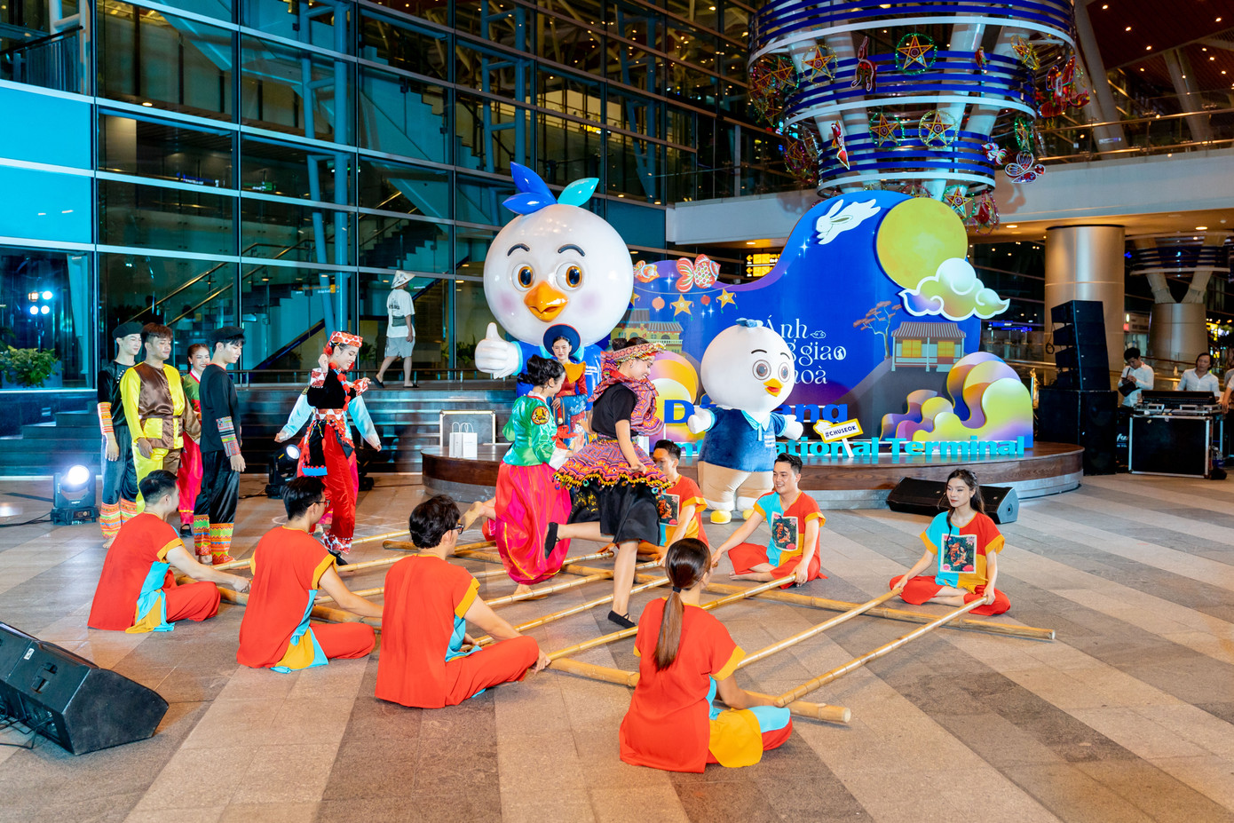 Không gian thể hiện sự hòa trộn thú vị giữa hai nền văn hóa