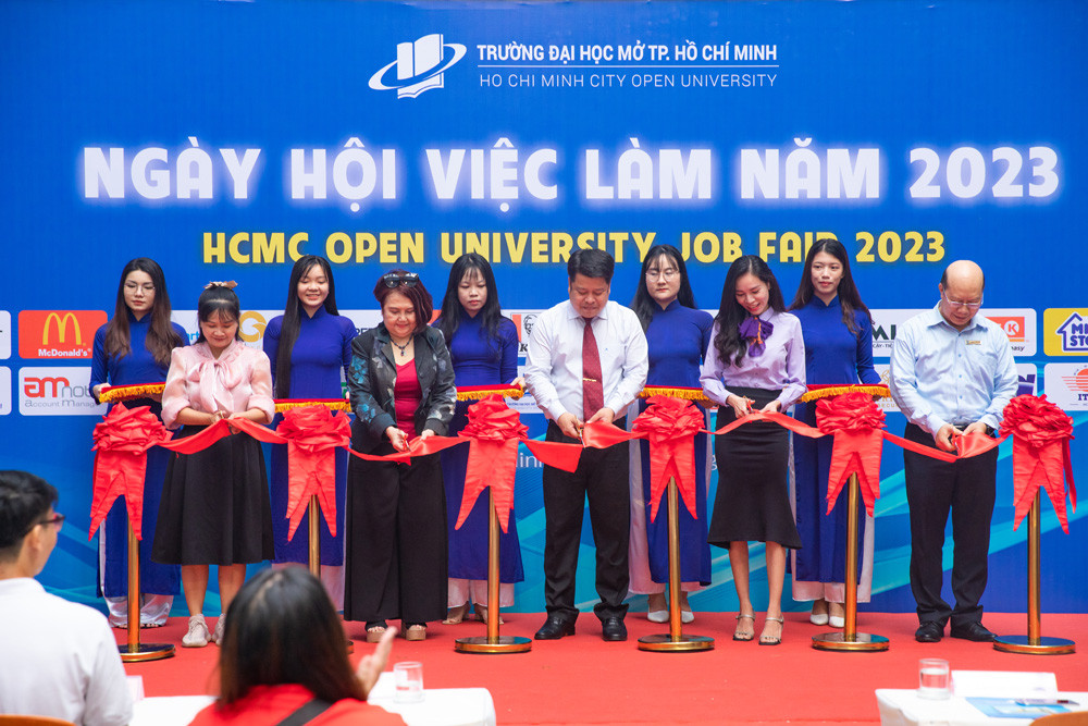 Cắt băng khai mạc "Ngày hội việc làm" năm 2023