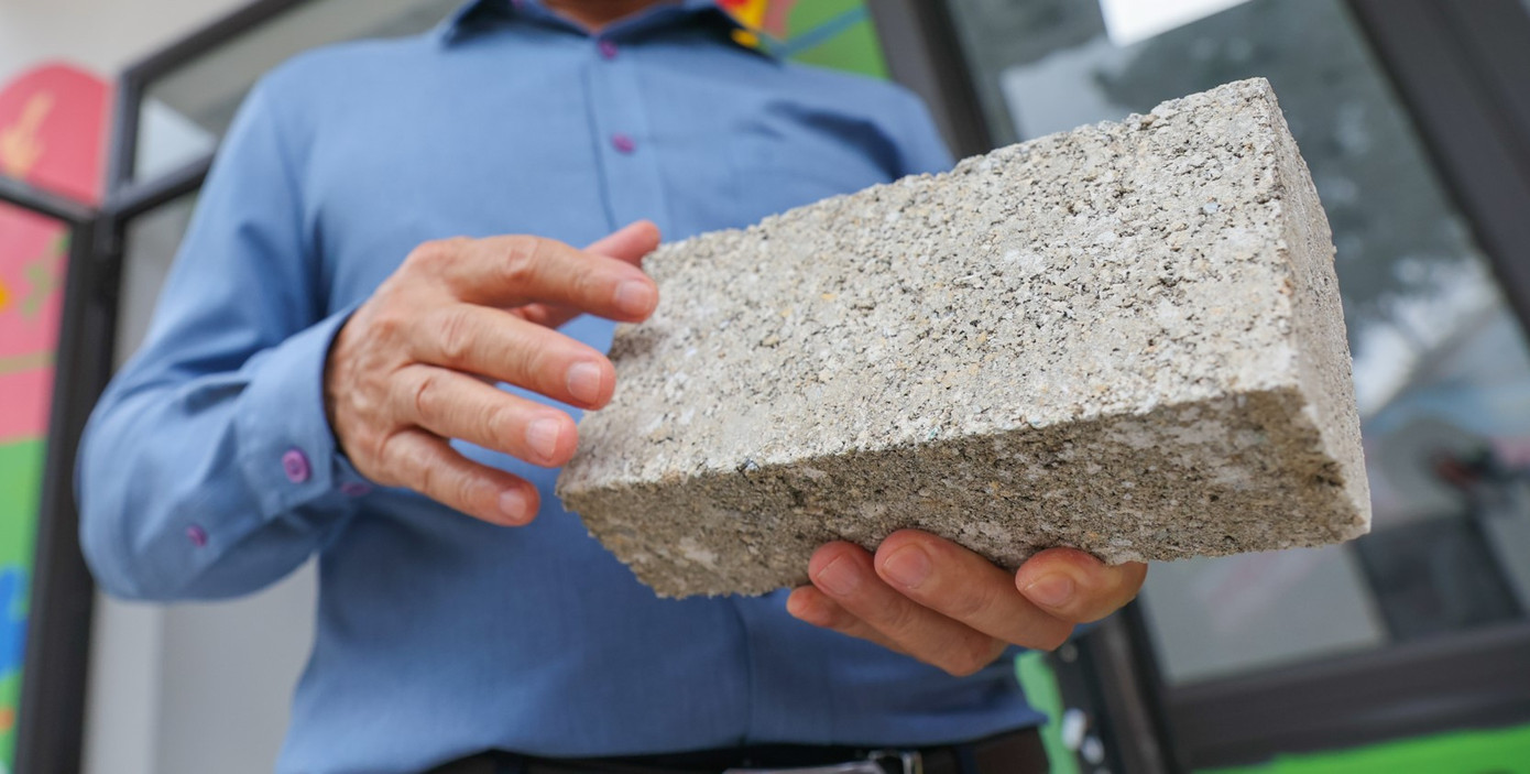 50% vật liệu sản xuất gạch và ngói xây dựng công trình là nhựa tái chế đã được xử lý và kiểm định an toàn (Ảnh: Minh Sơn) 50% vật liệu sản xuất gạch và ngói xây dựng công trình là nhựa tái chế đã được xử lý và kiểm định an toàn (Ảnh: Minh Sơn)