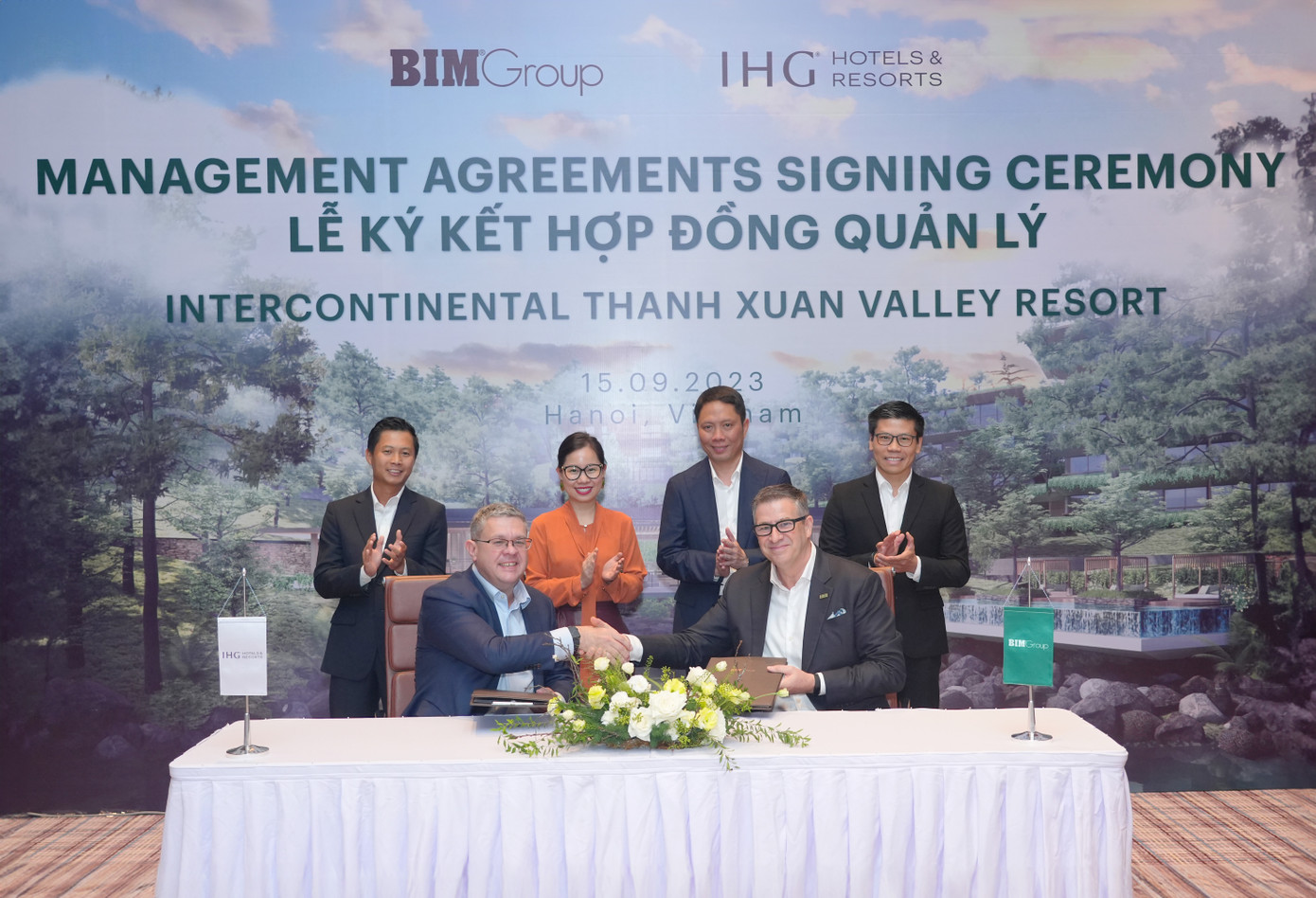 Ông Paul Cunningham đại diện IHG® Hotels & Resorts và ông Adam Riley đại diện BIM Group tại lễ ký kết. Thỏa thuận hợp tác được hoàn thành với sự tư vấn từ phía đối tác Ark Capital Partners. Ông Paul Cunningham đại diện IHG® Hotels & Resorts và ông Adam Riley đại diện BIM Group tại lễ ký kết. Thỏa thuận hợp tác được hoàn thành với sự tư vấn từ phía đối tác Ark Capital Partners.