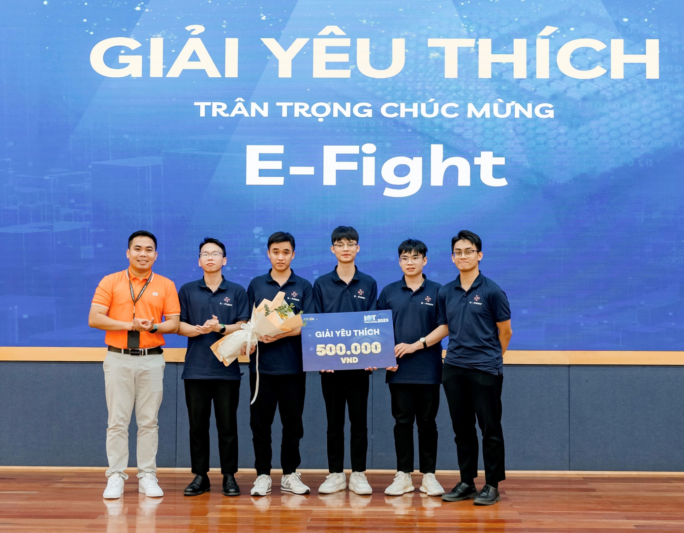 Giải yêu thích được trao cho đội thi “E-Fight” đến từ Đại học Bách Khoa Hà Nội