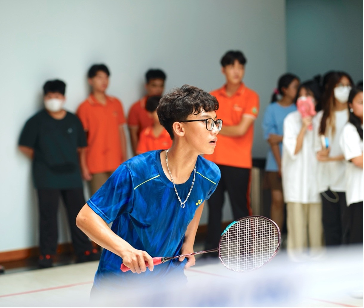 Hoàng Duy thi đấu hết mình trong phần tranh tài giữa các lớp ở bộ môn Cầu lông