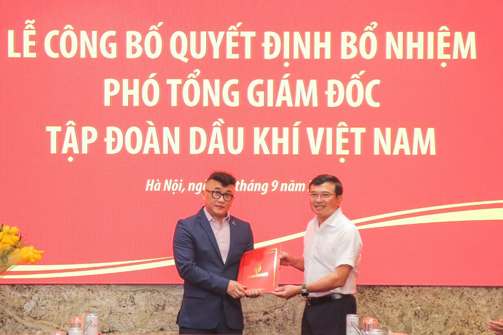 Chủ tịch HĐTV Petrovietnam Hoàng Quốc Vượng trao quyết định bổ nhiệm Phó Tổng Giám đốc Petrovietnam cho đồng chí Phan Tử Giang Chủ tịch HĐTV Petrovietnam Hoàng Quốc Vượng trao quyết định bổ nhiệm Phó Tổng Giám đốc Petrovietnam cho đồng chí Phan Tử Giang