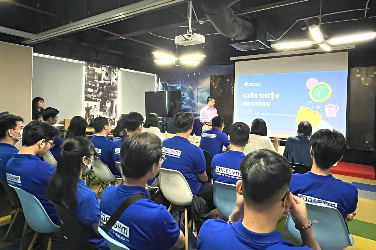 Học viên CodeGym tại hoạt động thăm doanh nghiệp tổ chức định kỳ