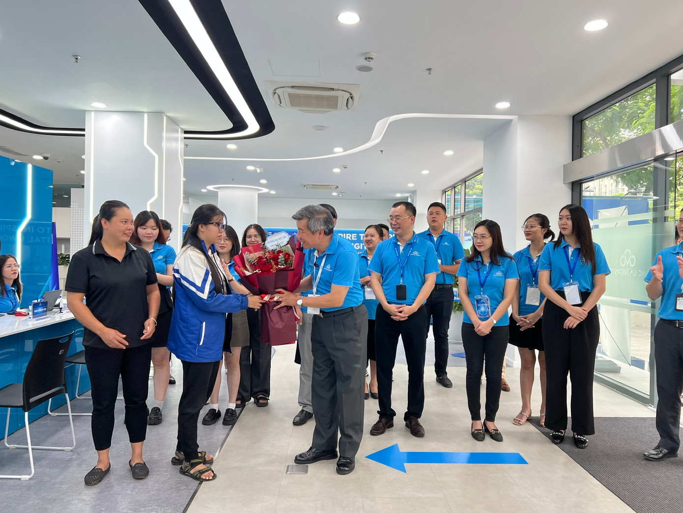 PGS. TS. Nguyễn Ngọc Bình - Hiệu trưởng trường Đại học CMC trao bó hoa kỷ niệm cho tân sinh viên đầu tiên của khóa 2 nhập học tại trường