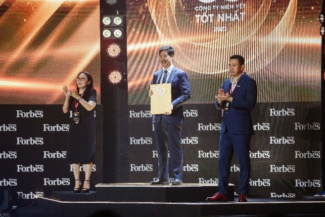 Ông Nguyễn Quốc Khánh - Giám đốc điều hành Nghiên cứu &amp; Phát triển Vinamilk - đón nhận danh hiệu Top 50 Công ty niêm yết tốt nhất Việt Nam năm 2023