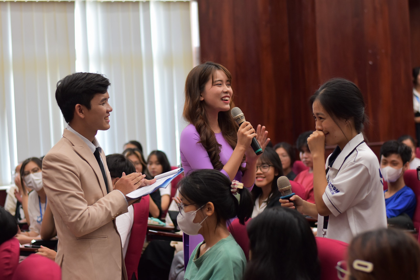 Diễn giả Áo dài Võ Thị Mỹ Duyên trực tiếp xuống giao lưu và thị phạm cho sinh viên kỹ năng sử dụng “giọng bụng” thay “giọng cổ” – kỹ năng mà AI khó có thể thay thế giáo viên