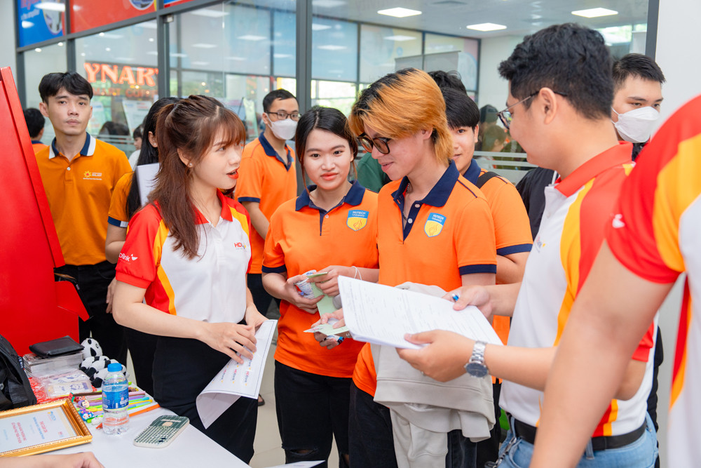 Sinh viên HUTECH hào hứng tìm hiểu các vị trí việc làm vào sáng 09/9 Sinh viên HUTECH hào hứng tìm hiểu các vị trí việc làm vào sáng 09/9