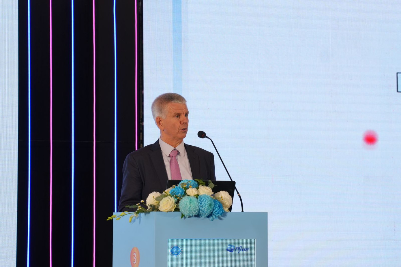 Tiến sĩ Mark van der Linden phát biểu tại Chuỗi hội nghị khoa học với các báo cáo viên nước ngoài.