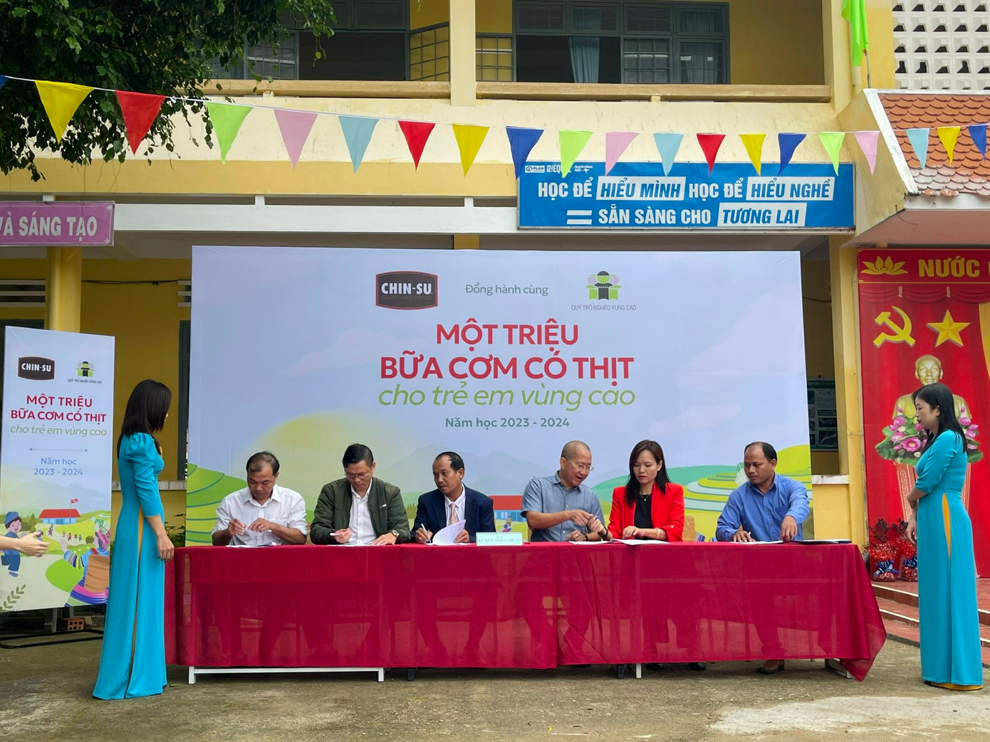 Ký kết thỏa thuận hỗ trợ giữa Chương trình với đại diện trường, phòng giáo dục, xã Măng Cành, Hội phụ huynh học sinh tại trường THCS Măng Cành Ký kết thỏa thuận hỗ trợ giữa Chương trình với đại diện trường, phòng giáo dục, xã Măng Cành, Hội phụ huynh học sinh tại trường THCS Măng Cành