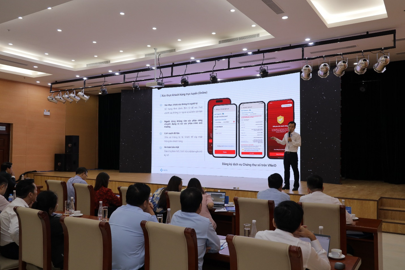 Ông Đặng Thành Tuân - PTGĐ EPAY giới thiệu các giải pháp định danh xác thực điện tử Ông Đặng Thành Tuân - PTGĐ EPAY giới thiệu các giải pháp định danh xác thực điện tử