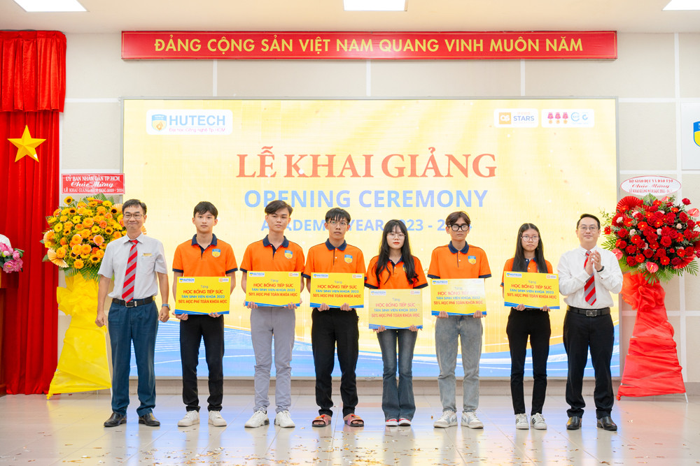 Những sinh viên có hoàn cảnh khó khăn được nhận Học bổng Tiếp sức của HUTECH