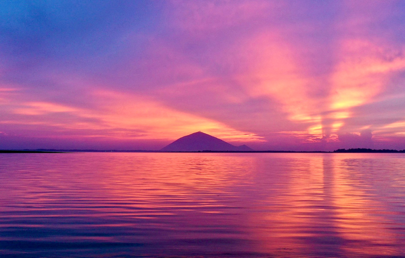 Núi Bà Đen huyền ảo nhìn từ Hồ Dầu Tiếng - hai điểm đến nổi tiếng tại Tây Ninh.