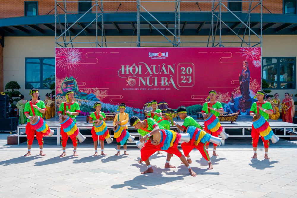 Trình diễn múa trống Chhay dăm tại Hội Xuân núi Bà Đen năm 2023