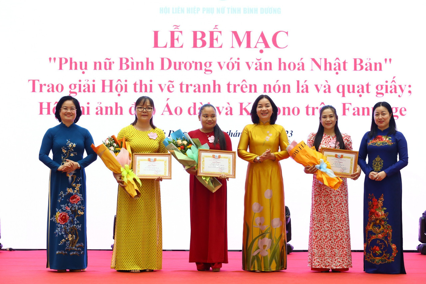 Các thí sinh nhận giải thưởng tại cuộc thi