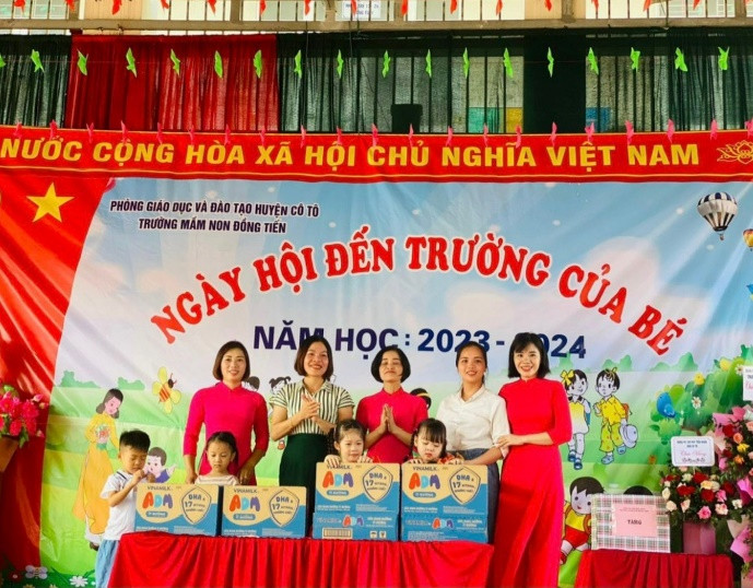 Cô trò Trường Mầm non Đồng Tiến (huyện Cô Tô) vui mừng đón nhận sữa từ Quỹ Sữa đúng ngày khai giảng.