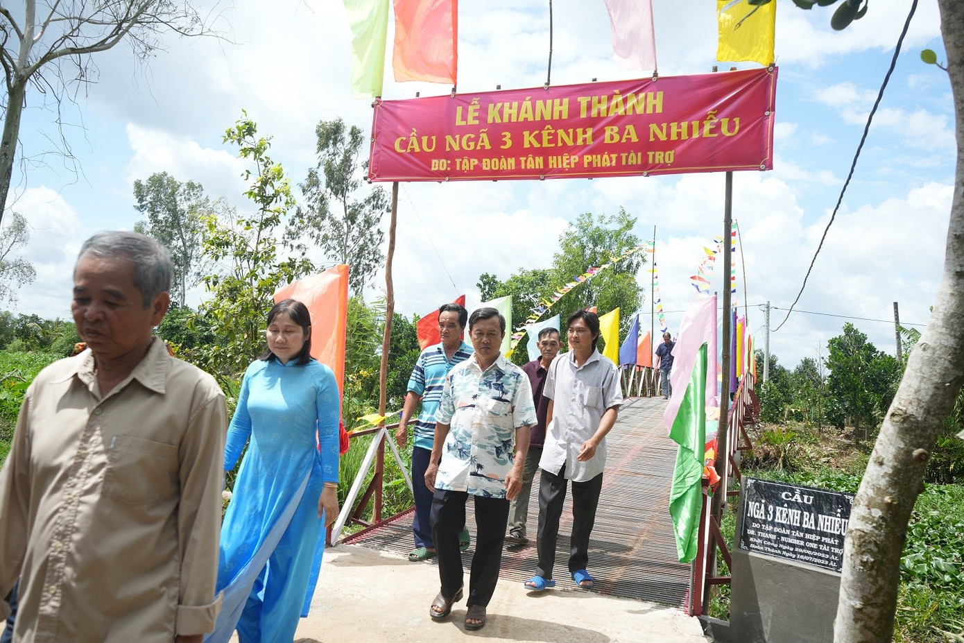 Người dân vui mừng trong ngày khánh thành cầu Ngã 3 Kênh Ba Nhiễu.