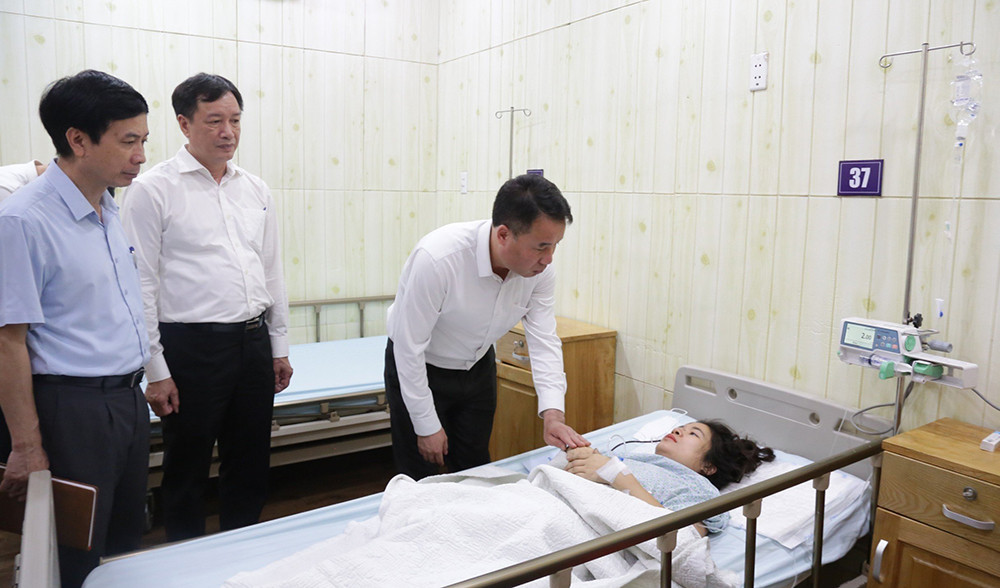 Lãnh đạo BHXH Việt Nam thăm, động viên các nạn nhân bị thương trong vụ hoả hoạn Lãnh đạo BHXH Việt Nam thăm, động viên các nạn nhân bị thương trong vụ hoả hoạn