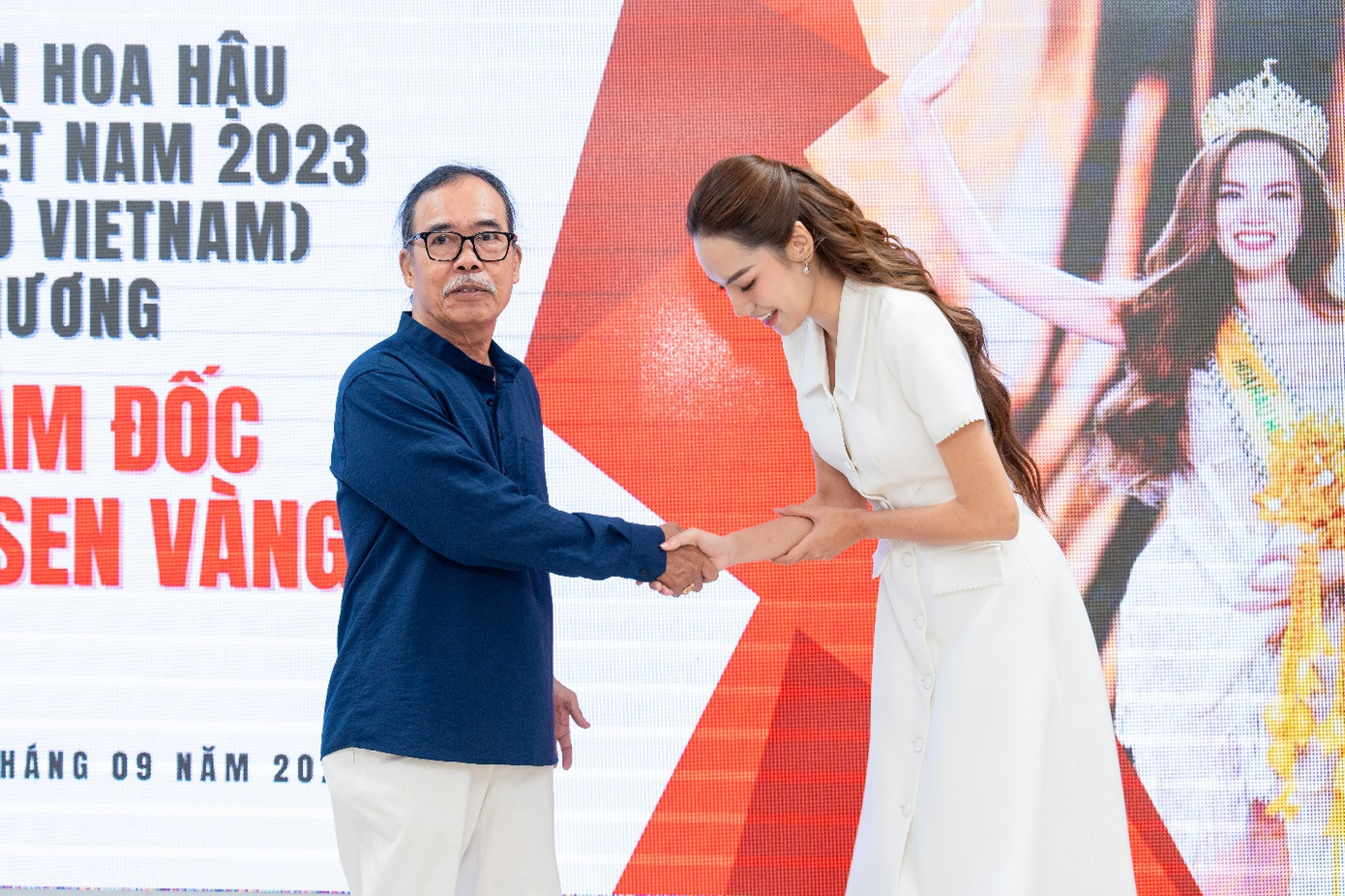 Gặp gỡ thầy cô xưa, Hoàng Phương bày tỏ lòng biết ơn