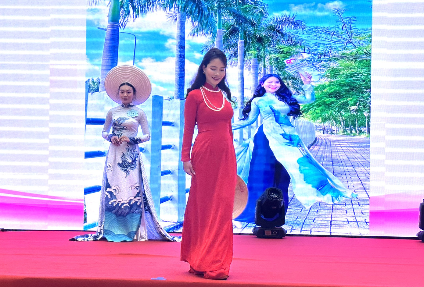 Thí sinh biểu diễn thời trang