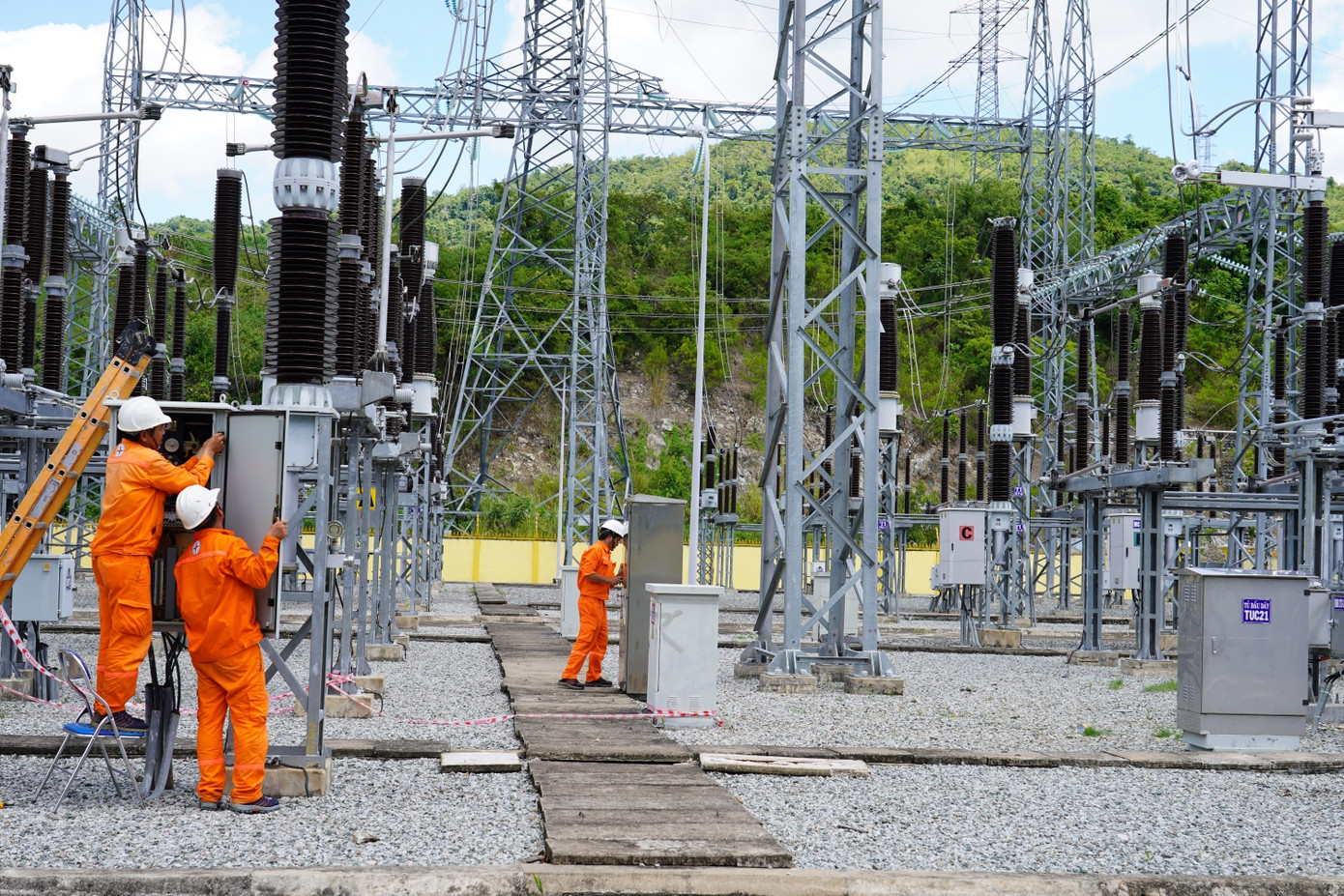 Sửa chữa trạm 220 kV sông Ba Hạ