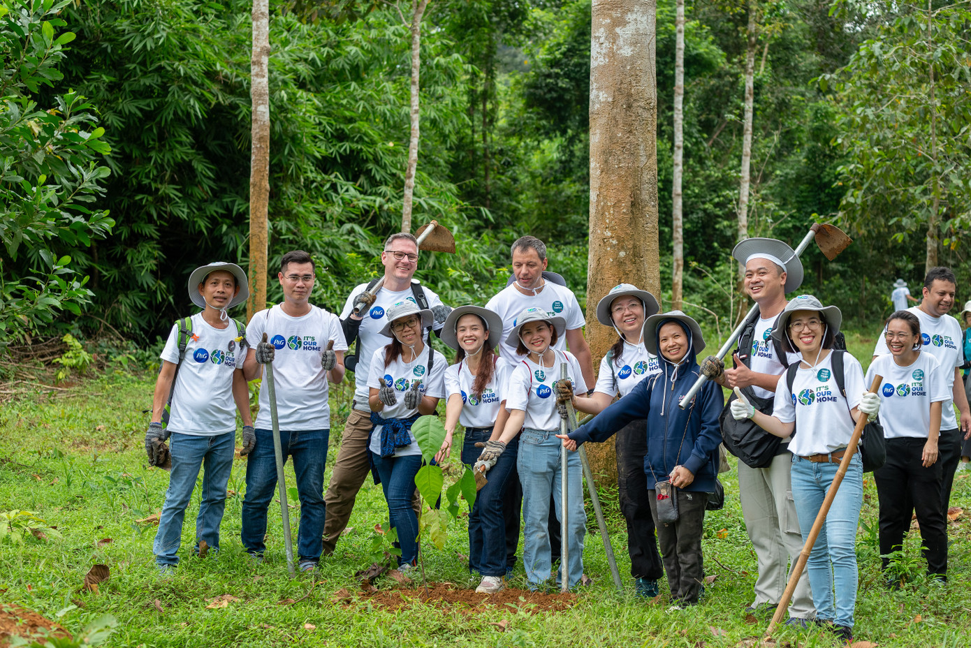 Cán bộ nhân viên cùng ban lãnh đạo P&amp;G Việt Nam vô cùng hào hứng với hoạt động trồng rừng và khám phá thiên nhiên