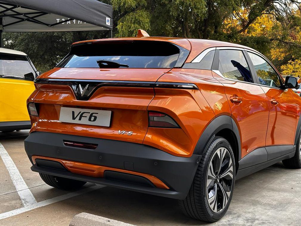 Thiết kế đuôi xe tạo điểm nhấn bằng những đường gân nổi khoẻ khoắn