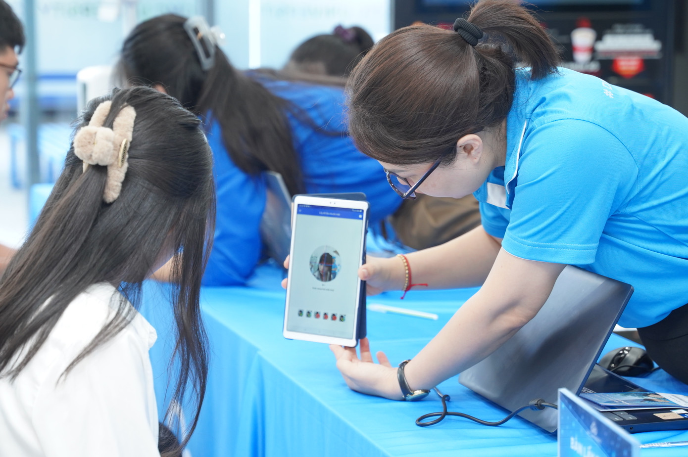 Tân sinh viên được hướng dẫn lấy Face ID - hệ thống nhận diện gương mặt của trường