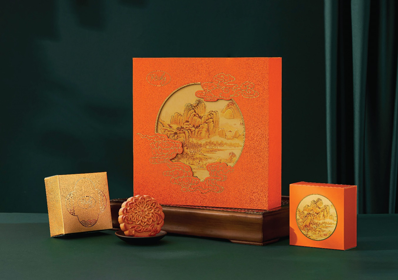 Set 4 bánh Thu – Hạnh Ngộ thu hút nhiều sự chú ý của khách hàng