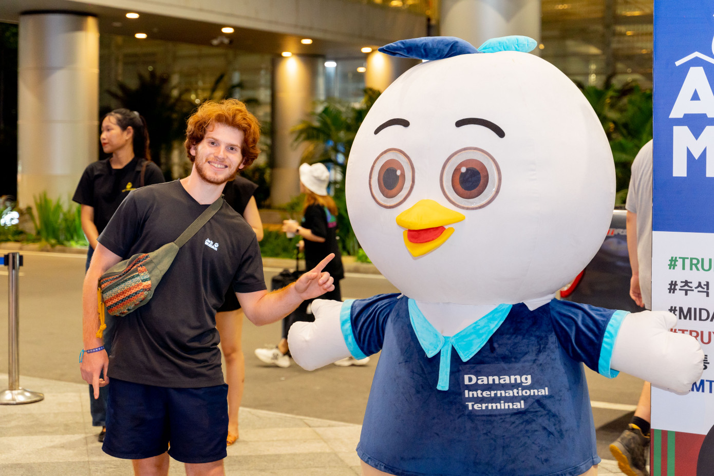 Hành khách check-in cùng linh vật Hải âu Helpy của nhà ga