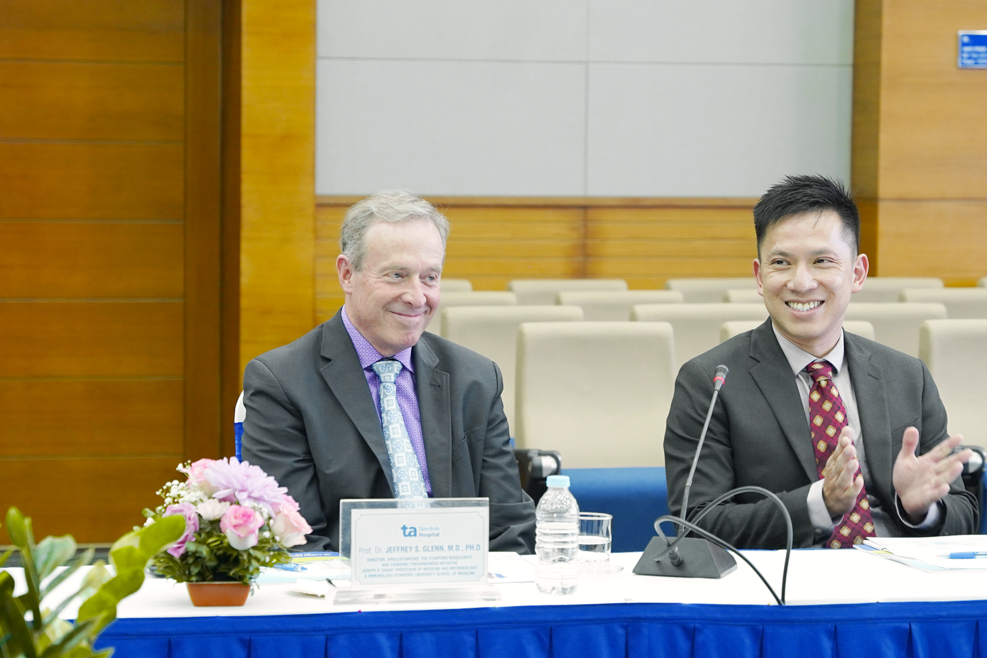 Giáo sư Jeffrey S. Glenn, Viện trưởng Viện nghiên cứu Vi sinh &amp; Chống dịch Stanford tại lễ ký kết.