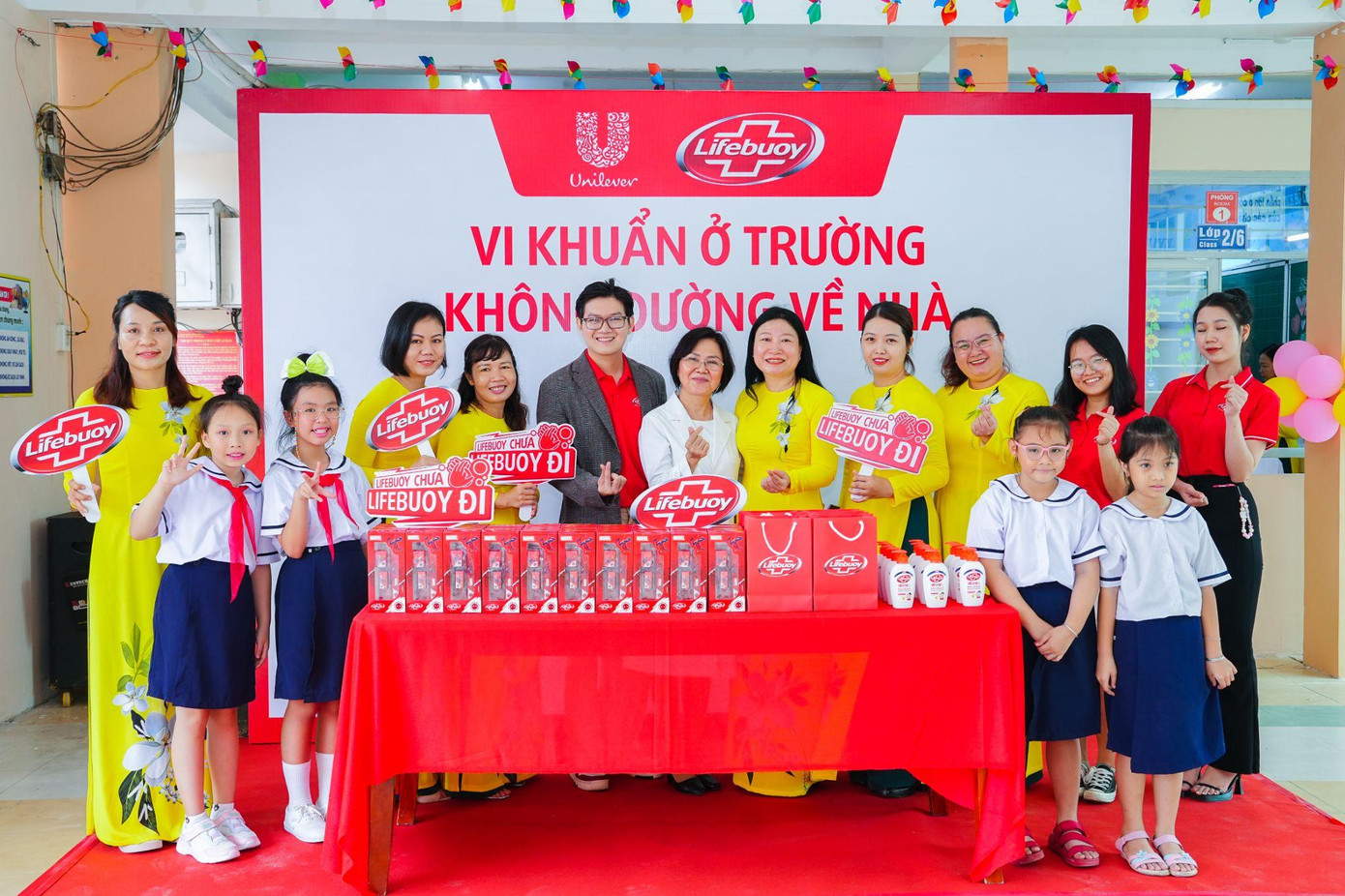 Đại diện nhãn hàng Lifebuoy và tập thể quý thầy cô tại Trường Tiểu học Tân Thuận Đông