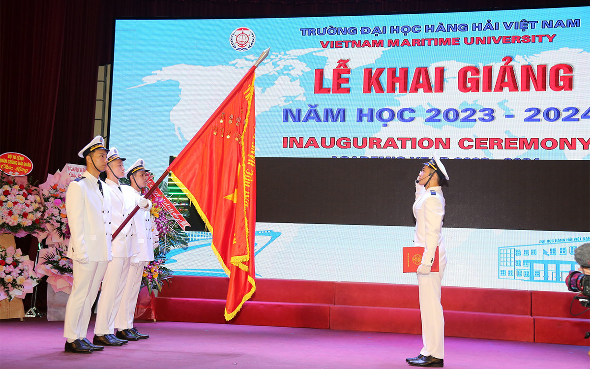 Đại diện hơn 4.000 tân sinh viên Trường Đại học Hàng hải Việt Nam tuyên thệ trong lễ khai giảng