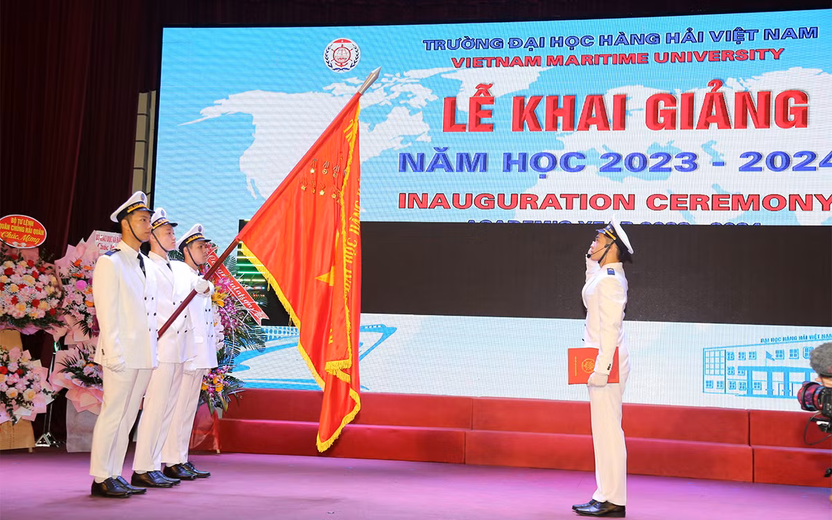 Đại diện hơn 4.000 tân sinh viên Trường Đại học Hàng hải Việt Nam tuyên thệ trong lễ khai giảng