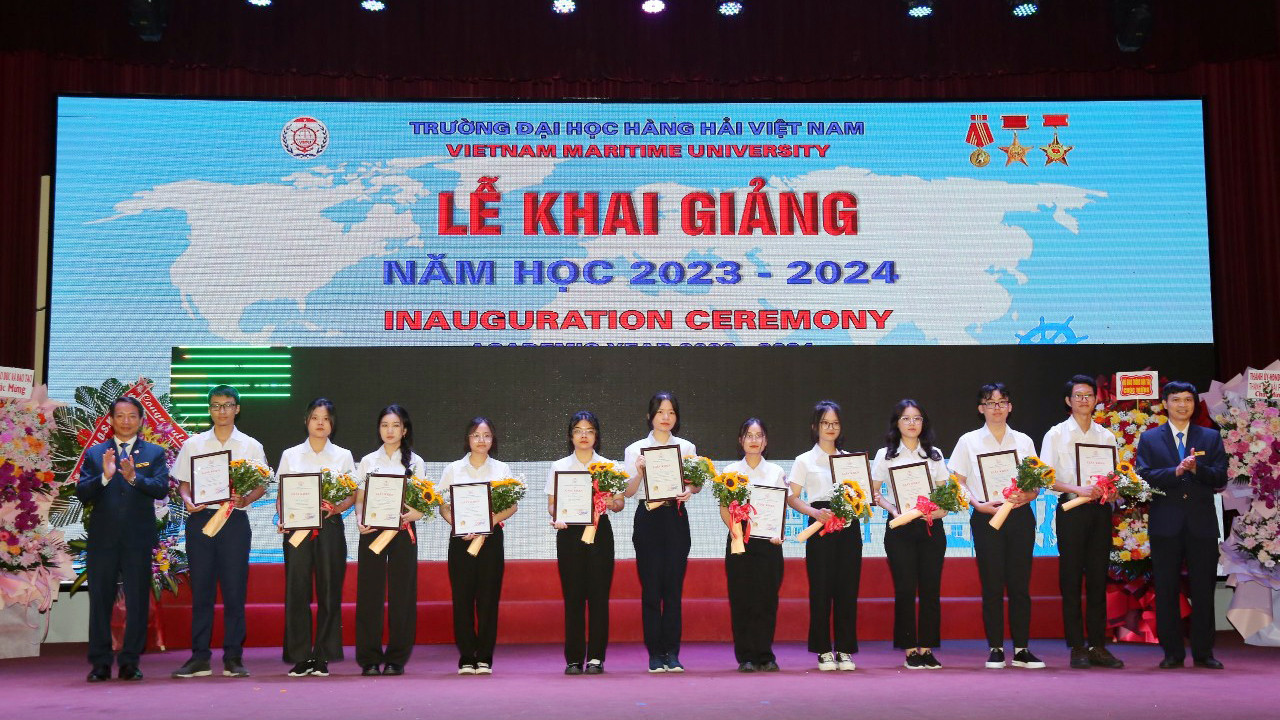 Trường Đại học Hàng hải Việt Nam khen thưởng cho tân sinh viên có điểm xét tuyển cao