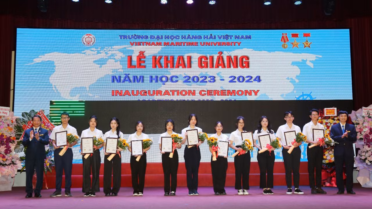 Trường Đại học Hàng hải Việt Nam khen thưởng cho tân sinh viên có điểm xét tuyển cao