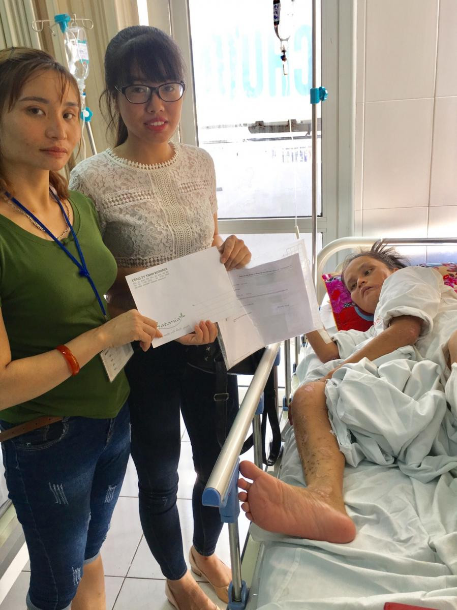 Nhãn hàng BoniDiabet trao quà cho người nhà chị Phiếu