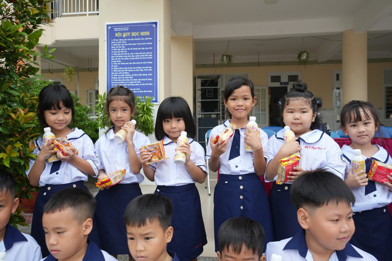 30.000 bánh trung thu và khoảng 30.000 thùng sản phẩm thức uống tốt cho sức khỏe như Sữa đậu nành Number 1 Soya đã được gửi tới các em thiếu nhi trong dịp Tết Trung thu năm nay.