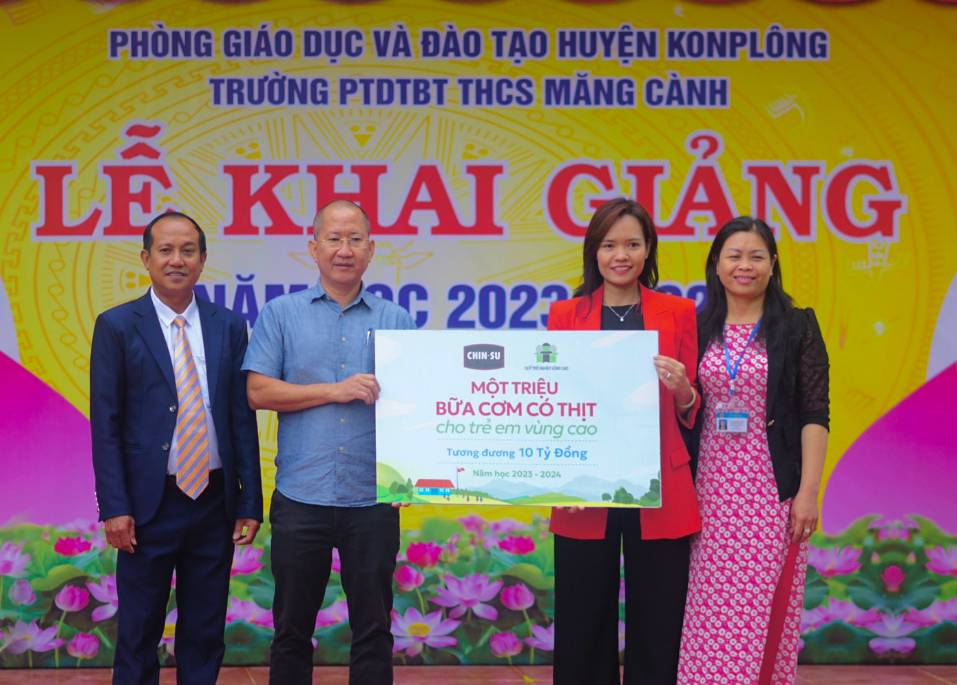 Đại diện CHIN-SU và đại diện Quỹ Trò nghèo vùng cao tại buổi Lễ Khai giảng Đại diện CHIN-SU và đại diện Quỹ Trò nghèo vùng cao tại buổi Lễ Khai giảng