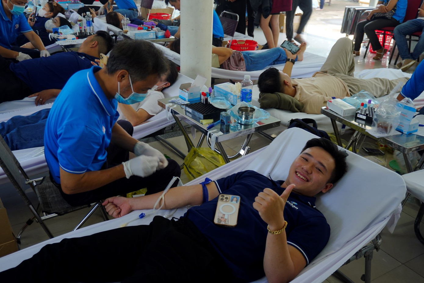 Các thành viên Công ty Shinhan Finance vui vẻ tham gia hoạt động hiến máu ý nghĩa. Ảnh: TL Các thành viên Công ty Shinhan Finance vui vẻ tham gia hoạt động hiến máu ý nghĩa. Ảnh: TL