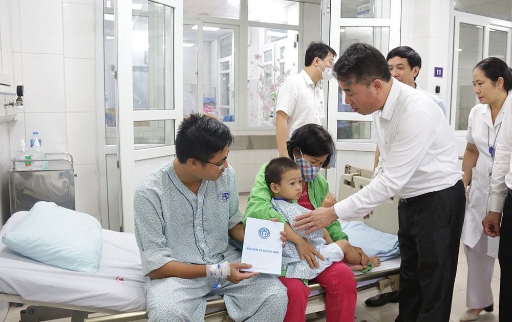 Tổng Giám đốc BHXH Việt Nam Nguyễn Thế Mạnh thăm hỏi các nạn nhân của vụ cháy tại Bệnh viện Xanh Pôn Tổng Giám đốc BHXH Việt Nam Nguyễn Thế Mạnh thăm hỏi các nạn nhân của vụ cháy tại Bệnh viện Xanh Pôn