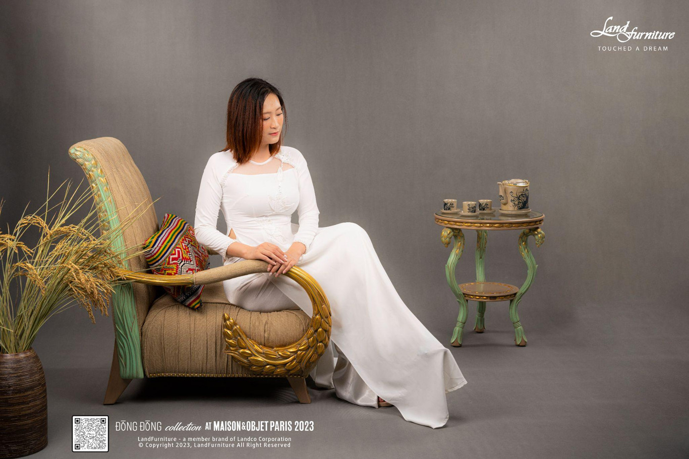 BST Đòng Đòng phù hợp với những không gian hoài niệm nhờ họa tiết trang trí cách điệu bông lúa, hạt thóc kết hợp cùng phong cách Art Deco. BST Đòng Đòng phù hợp với những không gian hoài niệm nhờ họa tiết trang trí cách điệu bông lúa, hạt thóc kết hợp cùng phong cách Art Deco.