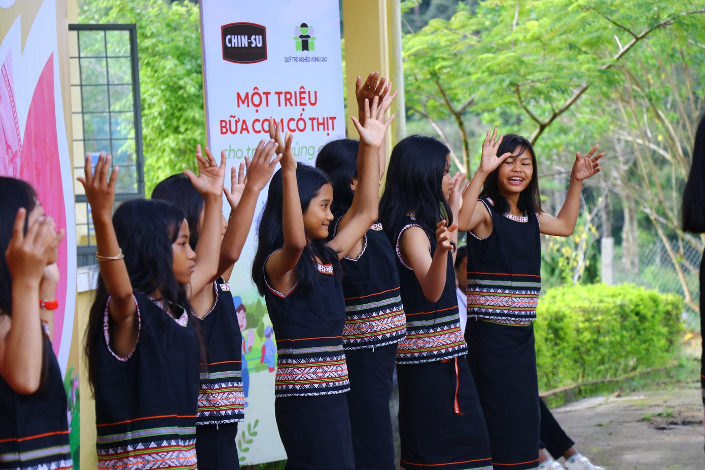 Các em học sinh biểu diễn văn nghệ chào mừng ngày khai giảng Các em học sinh biểu diễn văn nghệ chào mừng ngày khai giảng