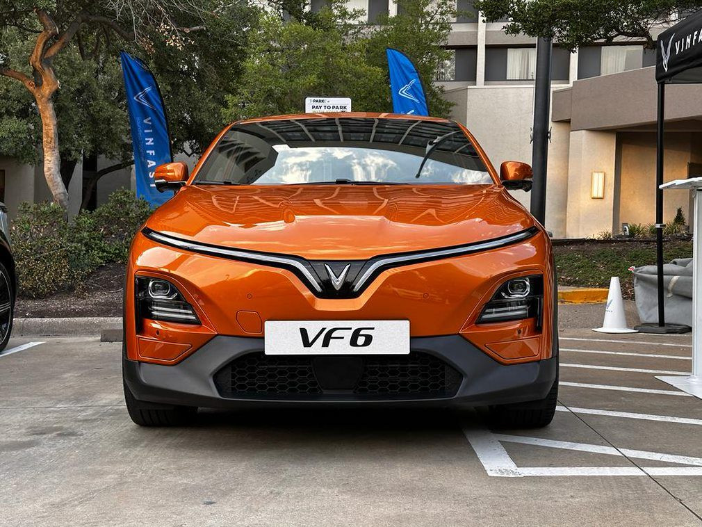 Cụm đèn trước full LED khá lớn kết hợp với dải đèn LED nhận diện đặc trưng. Trong khi đó, cản trước ốp màu đen, bỏ đèn sương mù giúp phần đầu xe trở nên khỏe khoắn, hiện đại hơn.