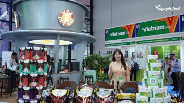 Bà Nguyễn Thị Diễm Hằng – Chủ tịch HĐQT Vinanutrifood vui mừng khi gian hàng nhận được thành công ngoài mong đợi