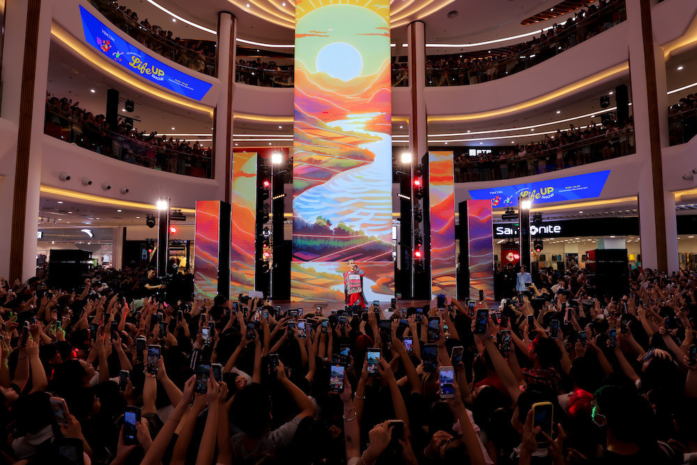 “Người Miền Núi Chất” lần đầu tiên mang hit “À Lôi” lên sân khấu của Vincom