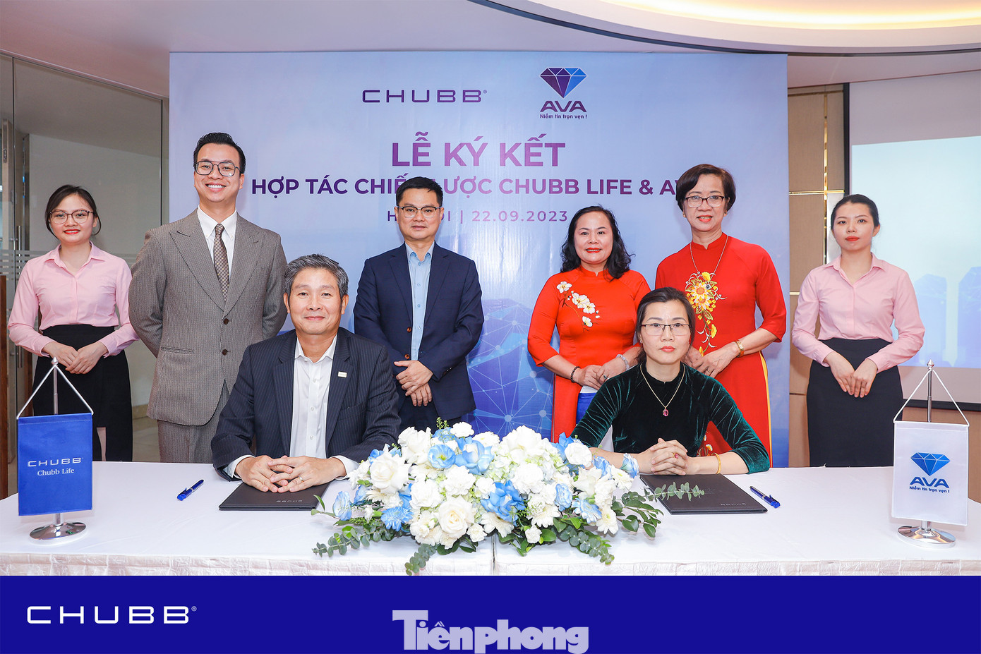 Đại diện Chubb Life Việt Nam - Ông Nguyễn Hồng Sơn, Tổng Giám Đốc và Đại diện đối tác AVA Việt Nam – Bà Đỗ Thị Kim Liên, Tổng Giám Đốc cùng Ban Lãnh Đạo Cấp Cao hai bên.
