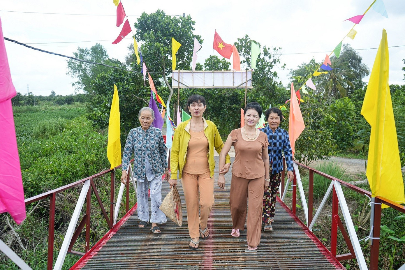 Bà con người dân ấp Mỹ Trinh háo hức “thăm” cầu Ngã 3 Kênh Ba Nhiễu.